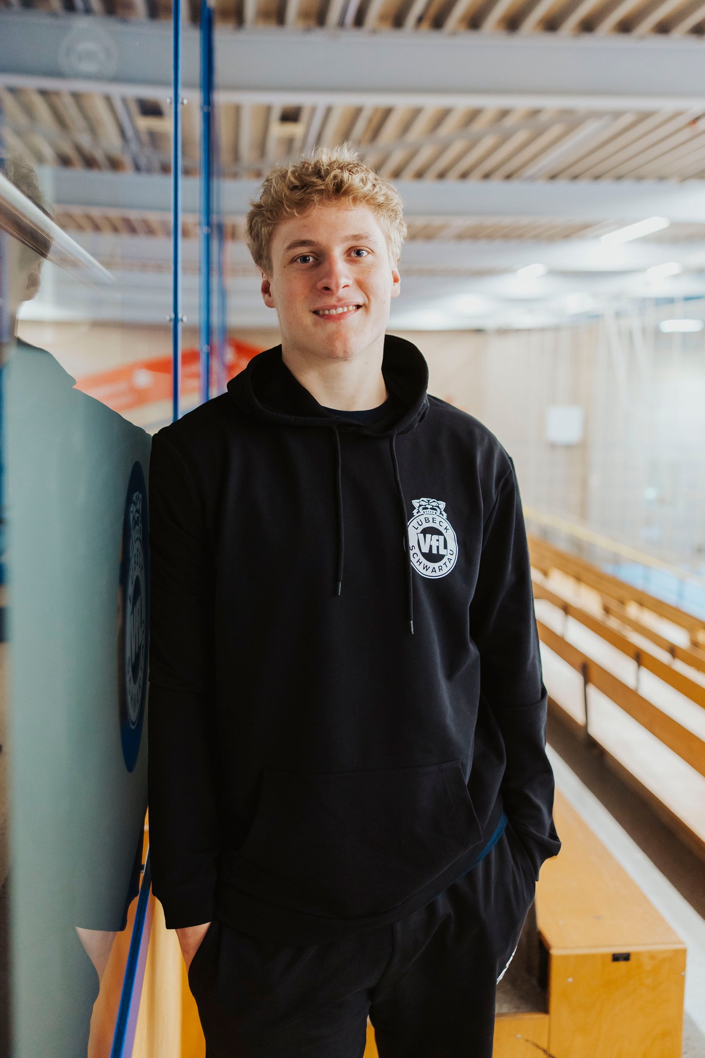 HOODIE BACKPRINT SCHWARZ